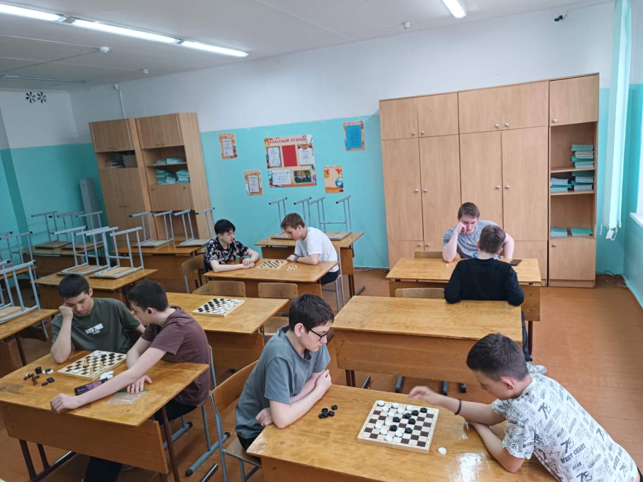 Соревнования по шашкам.