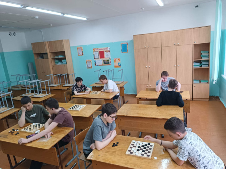Соревнования по шашкам.